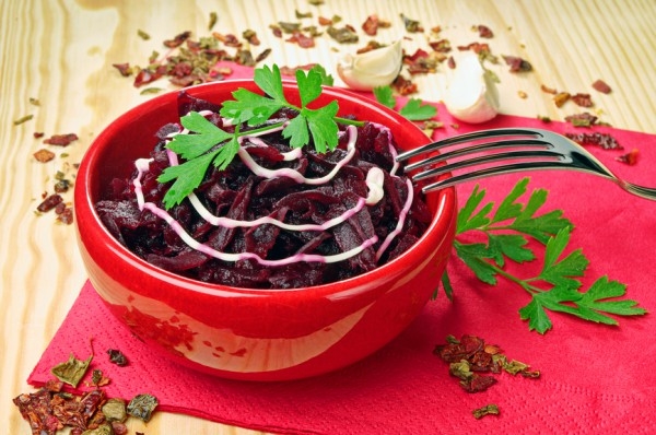 Салат из свеклы с чесноком: Три вкусные идеи