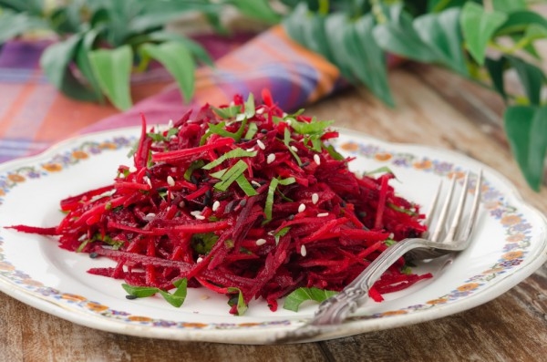 Салат из свеклы с чесноком: Три вкусные идеи