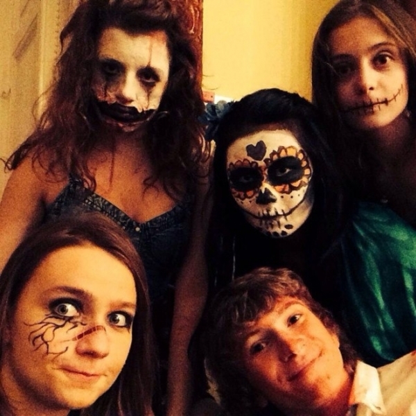 Дочки Петра Порошенко примерили костюмы к Хэллоуину