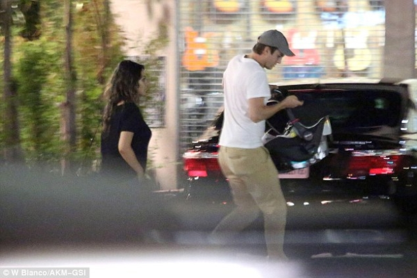 Милу Кунис и Эштона Катчера заметили во время прогулки с ребенком