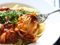 Спагетти с курицей в томатном соусе