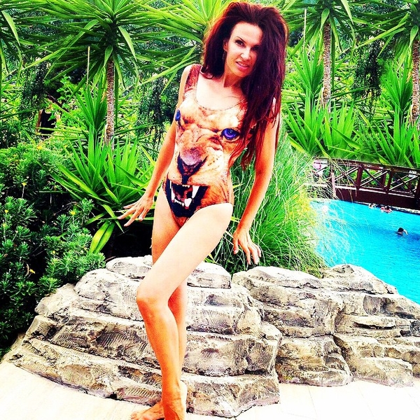 45-летняя Эвелина Бледанс похвасталась стройной фигурой в купальнике