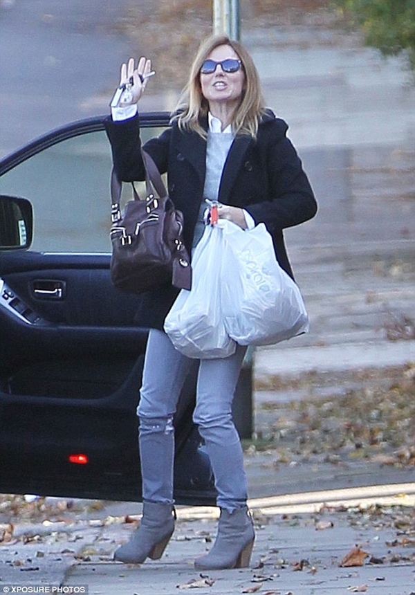 Постаревшая экс-перчинка Джери Холлиуэлл отправилась за покупками