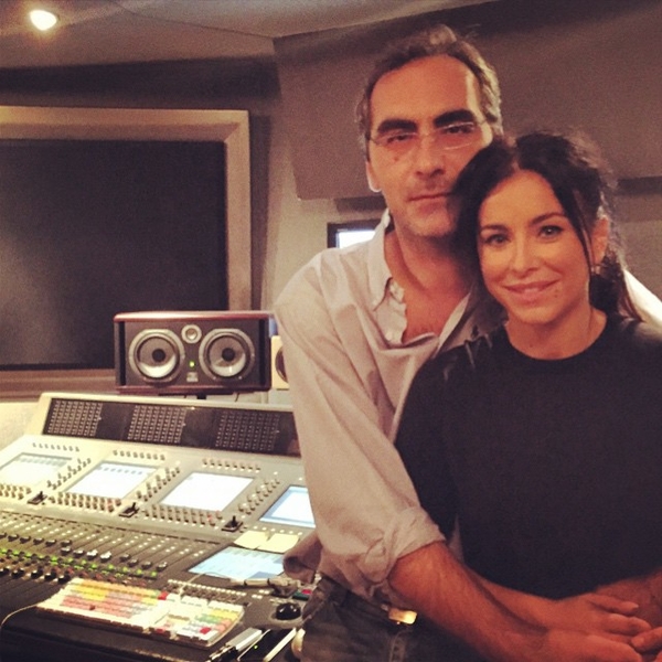 Ани Лорак показала фото в объятиях мужчины