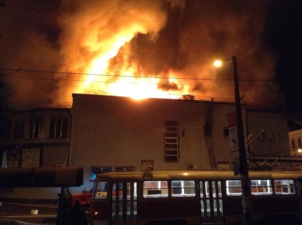 В Киеве горит кинотеатр Жовтень: Пожарные говорят о поджоге