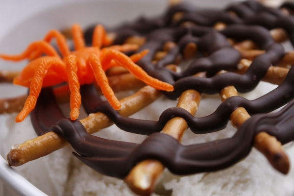 Как сделать шоколадную паутинку на Хэллоуин