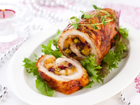 Пасха 2021: свиной рулет с яблоками и клюквой