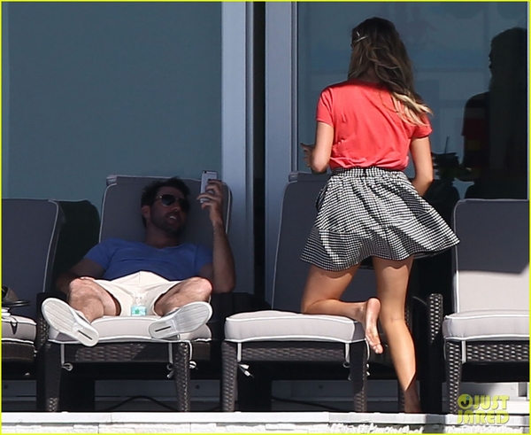 Кейт Аптон случайно обнажила ягодицы: Порыв ветра задел ее юбку