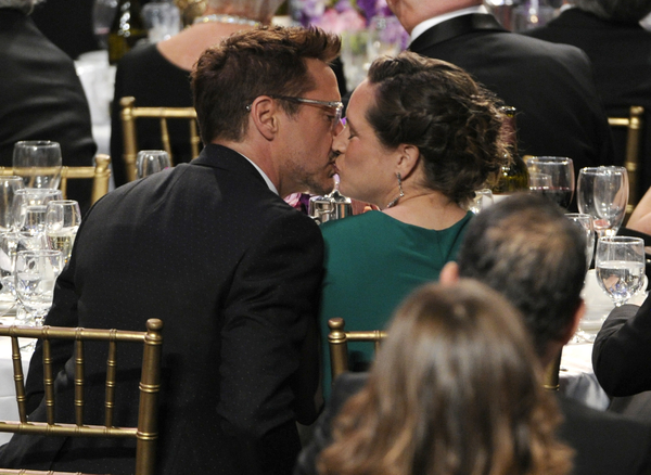 Роберт Дауни-младший продемонстрировал на публике чувства к беременной жене