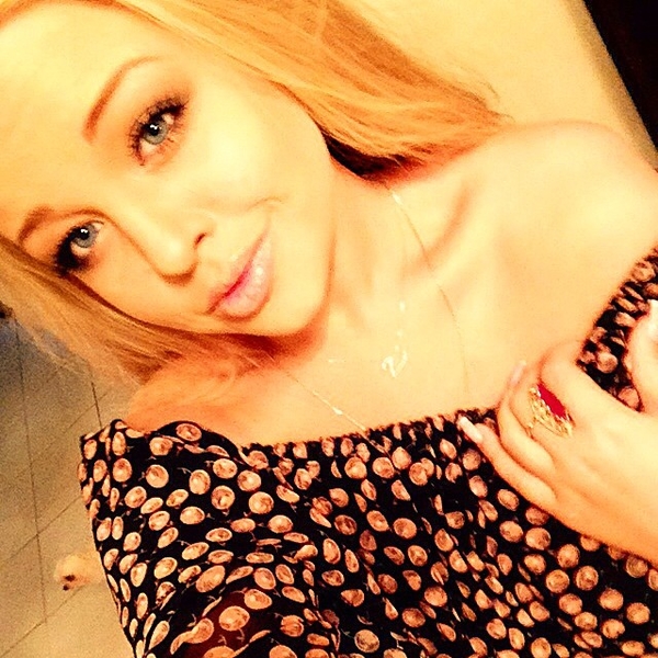 17-летняя Виктория Петрик показала ножки в коротком платье