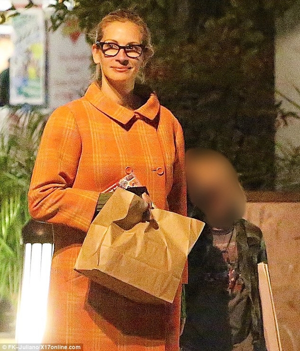 47-летняя Джулия Робертс вышла на прогулку без макияжа