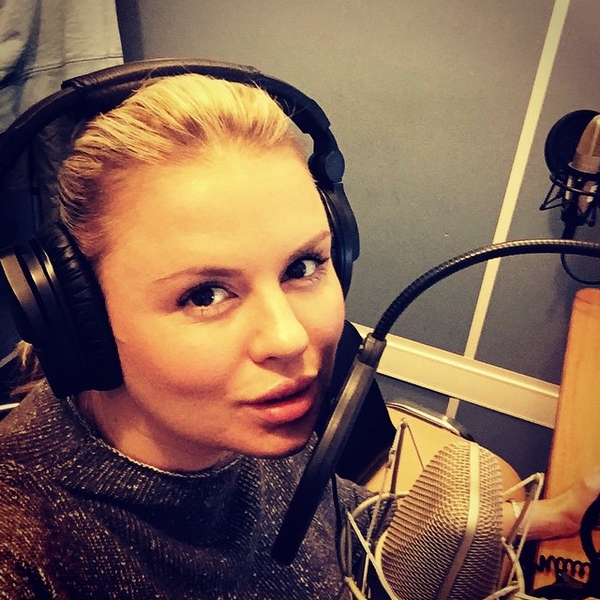 Анна Семенович похвасталась пышным бюстом в прыжке