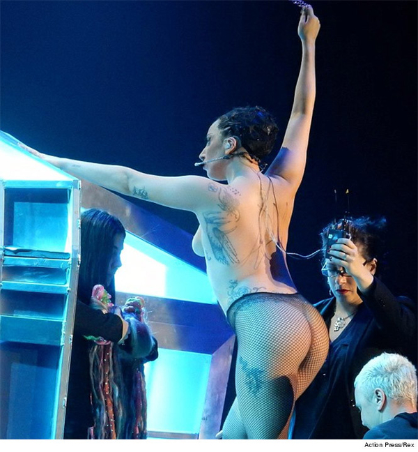 Lady GaGa топлес репетировала перед концертом в Вене