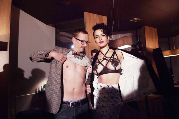 Даша Астафьева показала грудь во время интервью