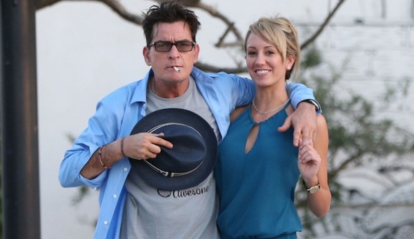 Экс-невеста Чарли Шина госпитализирована с передозировкой