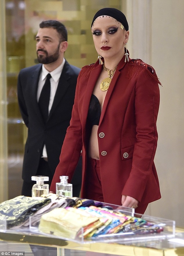 Lady GaGa удивила эпатажным образом: Серьга в носу и голый живот