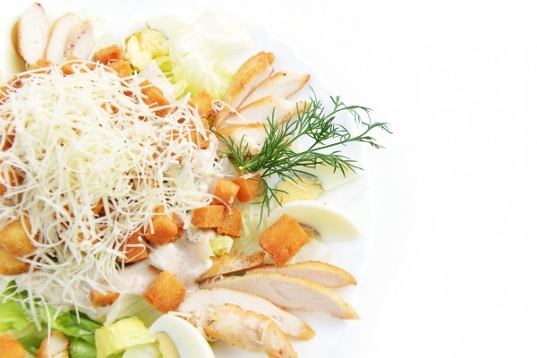 Салат с сухариками: ТОП-5 рецептов