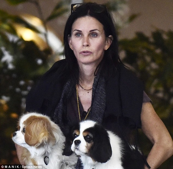 50-летняя Кортни Кокс вышла на прогулку без макияжа