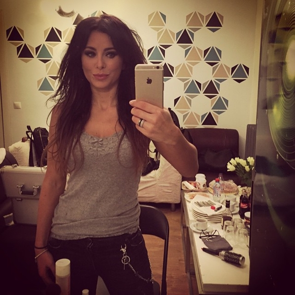 Ани Лорак показала фото из гримерки перед концертом