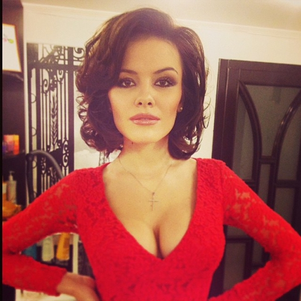 Эрика похвасталась размером своей груди