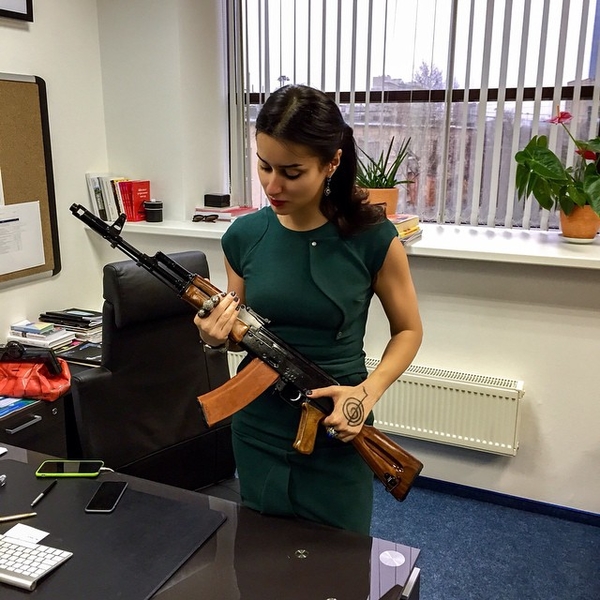 Тина Канделаки получила в подарок автомат Калашникова