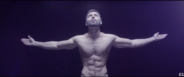 Виталий Козловский полностью обнажился в новом клипе