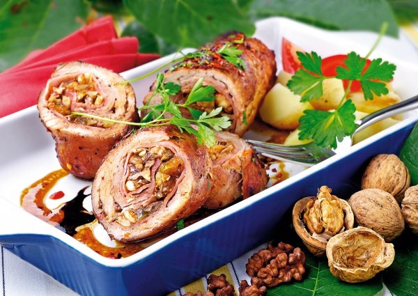Горячие блюда на Новый год: ТОП-5 рецептов мясного рулета