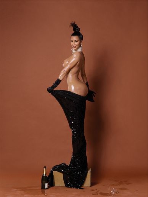 Майли Сайрус подшутила над голой Ким Кардашян