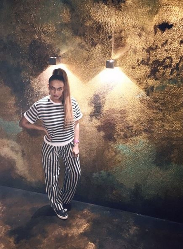 Алена Водонаева пришла на концерт Quest Pistols в пижаме