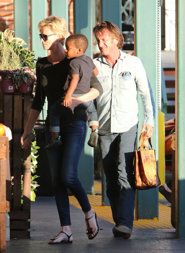 Шарлиз Терон и Шона Пенна обвинили в жестоком обращении с ребенком