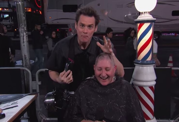 Джим Керри побрил налысо поклонницу в прямом эфире