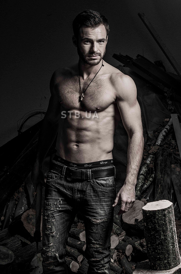 Герой пятого сезона шоу Холостяк показал мускулистое тело