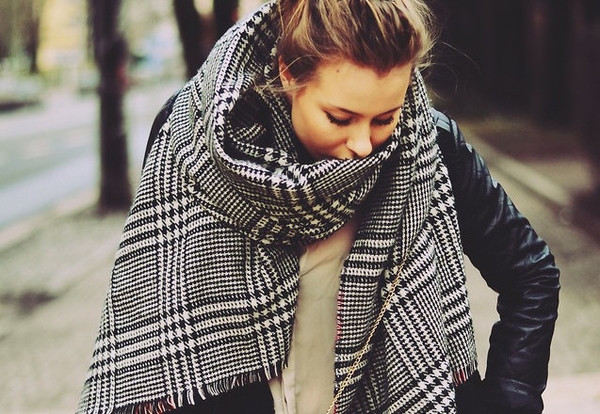Утепляемся по правилам: стильные образы с шарфами