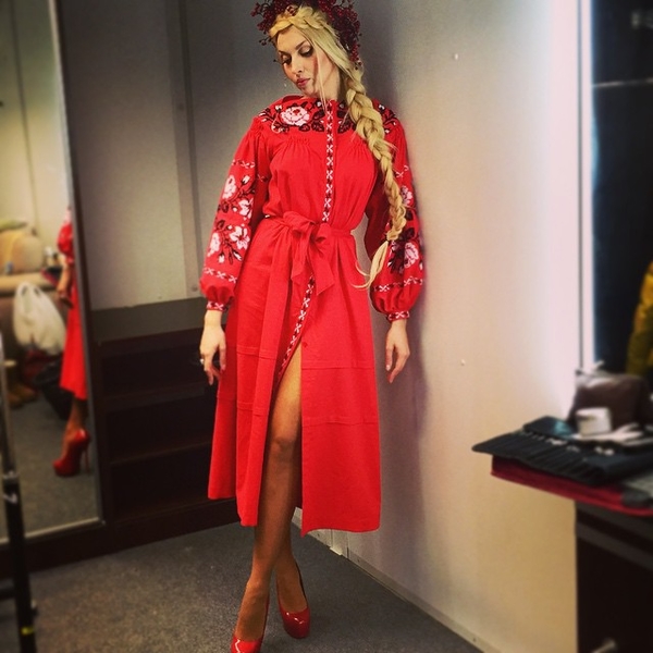 Оля Полякова похвасталась вышиванкой от украинского дизайнера