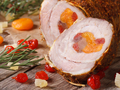 Рецепты на Рождество: Рулет из свинины с курагой и вишней