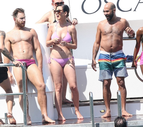 Кэти Перри насладилась пляжным отдыхом с друзьями