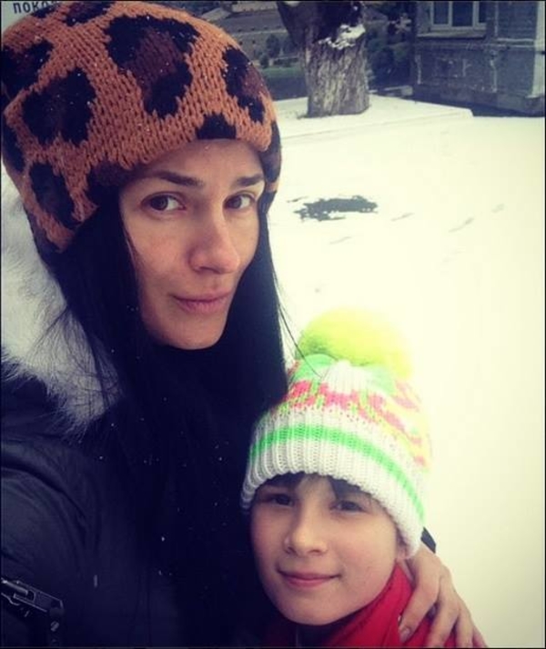 Маша Ефросинина показала, как они с дочерью Наной встретили первый снег