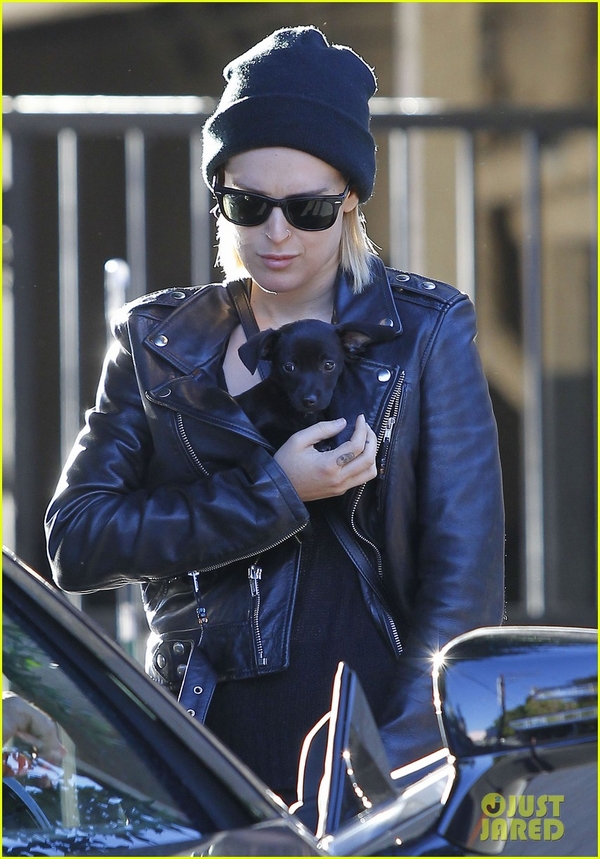 Дочка Брюса Уиллиса ходит в салон с маленьким питомцем