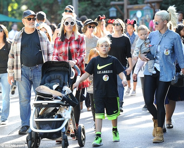 Гвен Стефани провела с детьми выходные в Диснейленде