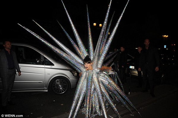 Lady GaGa поразила публику эпатажным образом морского ежа