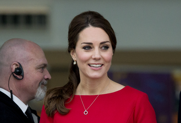 Кейт Миддлтон надела красное платье на благотворительное мероприятие