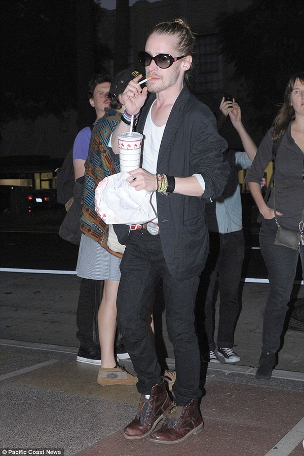 Маколей Калкин страстно целовался с мужчиной на публике