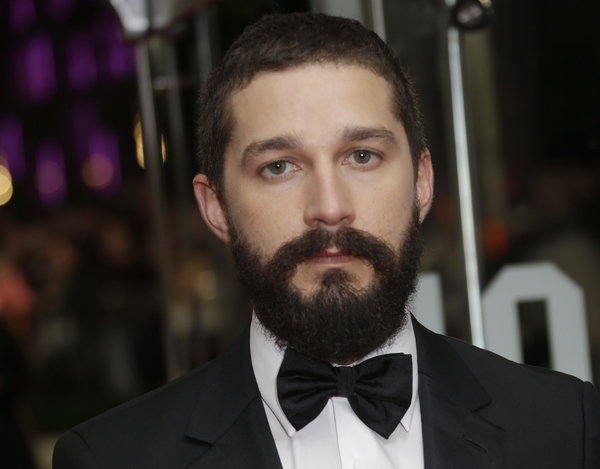 Актер Шайа Лабаф признался, что его изнасиловала фанатка