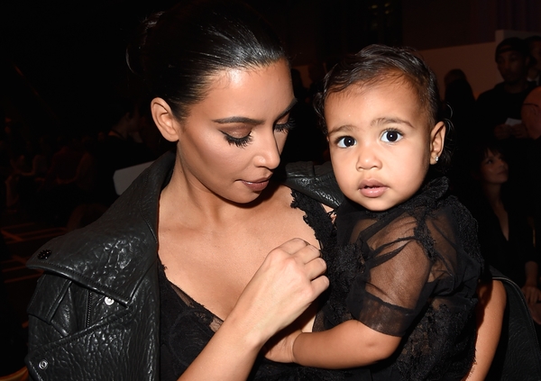 Ким Кардашян одевает маленькую дочь в меха