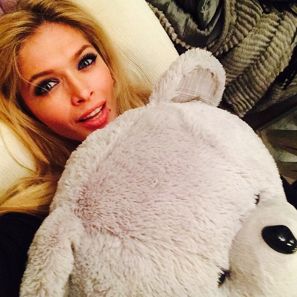 Брежнева показала лицо без макияжа:  Все равно, какой меня видит подушка