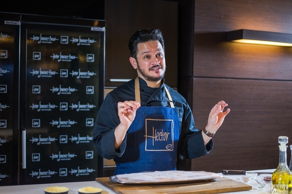 Новогодние рецепты от звезд: Эктор Хименес-Браво приготовил рыбу в нежном соусе