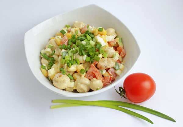 Рецепты салатов на Новый год: ТОП-5 вариантов с курицей и грибами