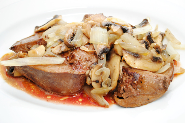 Как приготовить печень с грибами и картофелем (видео)