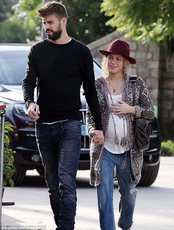 Беременная Шакира вышла на прогулку с Жераром Пике