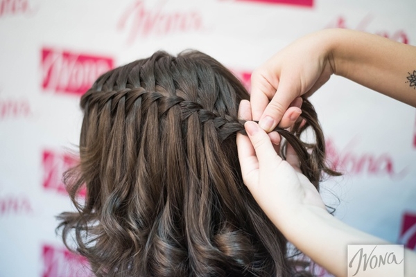 Прически на Новый год: Кокетливая коса-водопад